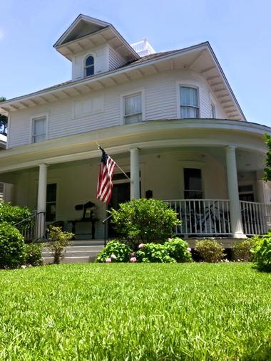 Romantic Getaways in Mississippi: The Guest House Bed and Breakfast in Gulfport