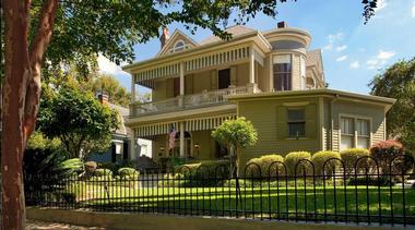 The Devereaux Shields House in Natchez for Couples